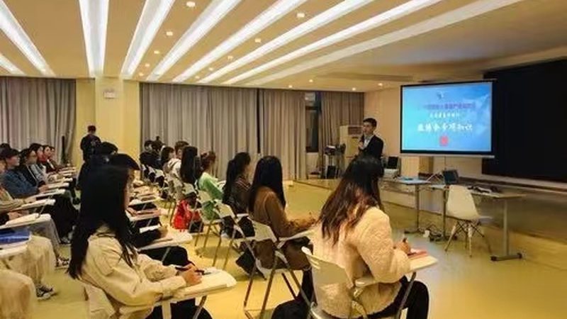 心理咨询师职业发展：如何选择国家认可的专业培训机构